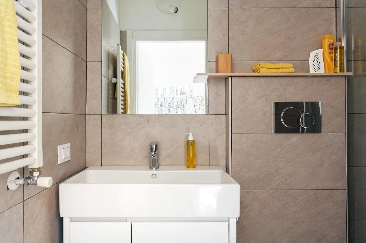 A Yellow Touch - Modern Studio In Isola Milano