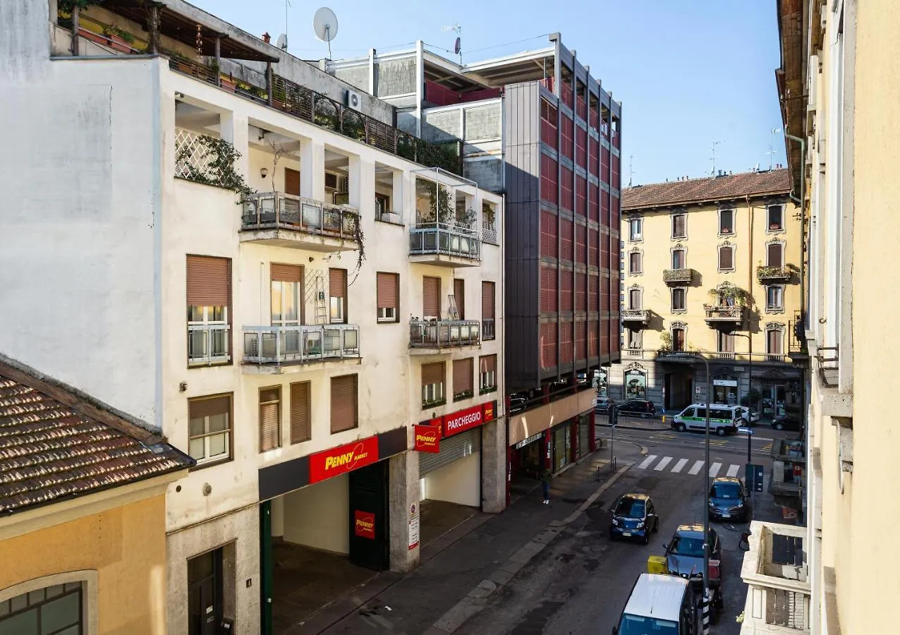A Yellow Touch - Modern Studio In Isola Milano